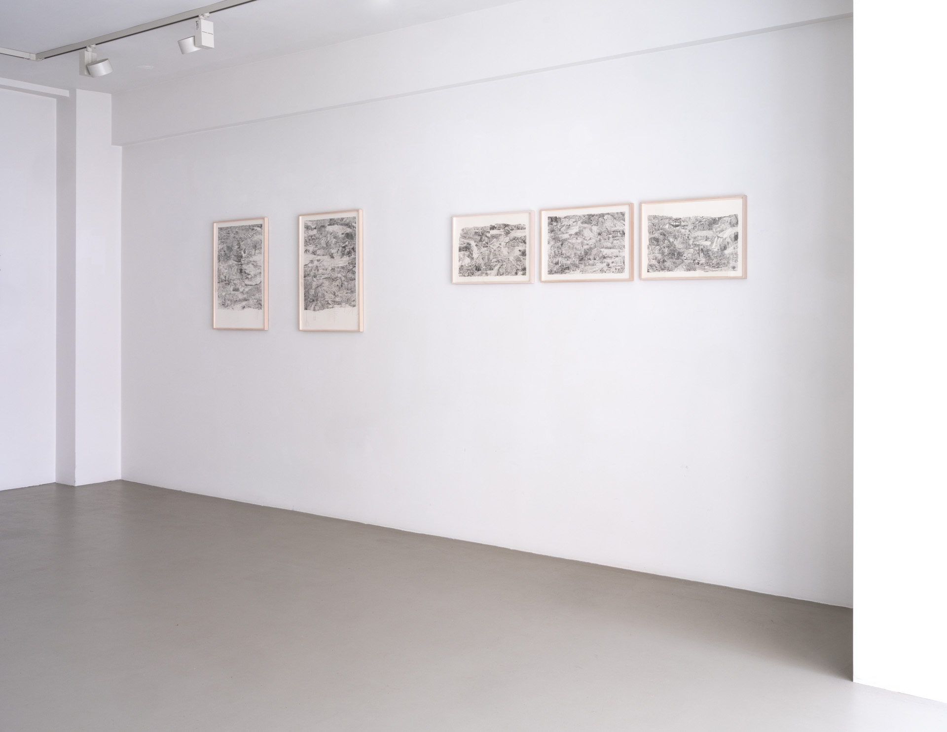 Une jeune admiratrice à l'exposition Dreamland à In-Gate Gallery, à Ixelles, rue Saint-Georges ©E.Crooy