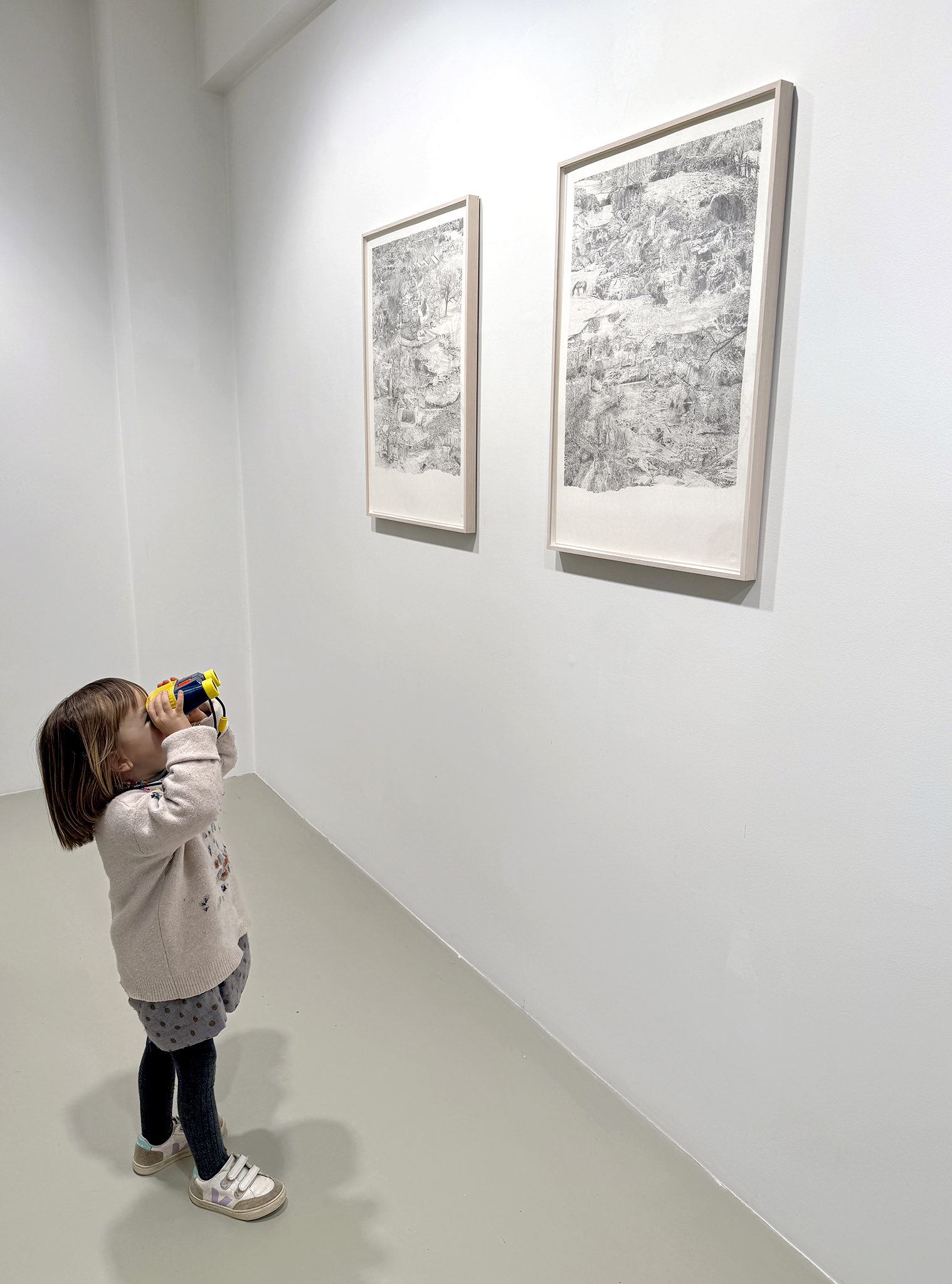 Une jeune admiratrice à l'exposition Dreamland à In-Gate Gallery, à Ixelles, rue Saint-Georges ©E.Crooy