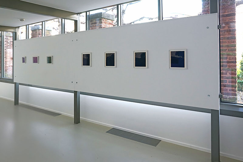 Vue de l'exposition Dreamland à In-Gate Gallery, la série de papier carbone 'Les bois'
